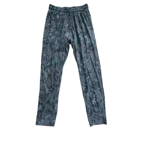 Maaji gray/blue camo athletic stretch 3 quarter length pants, Size Medium - Picture 3 of 11
